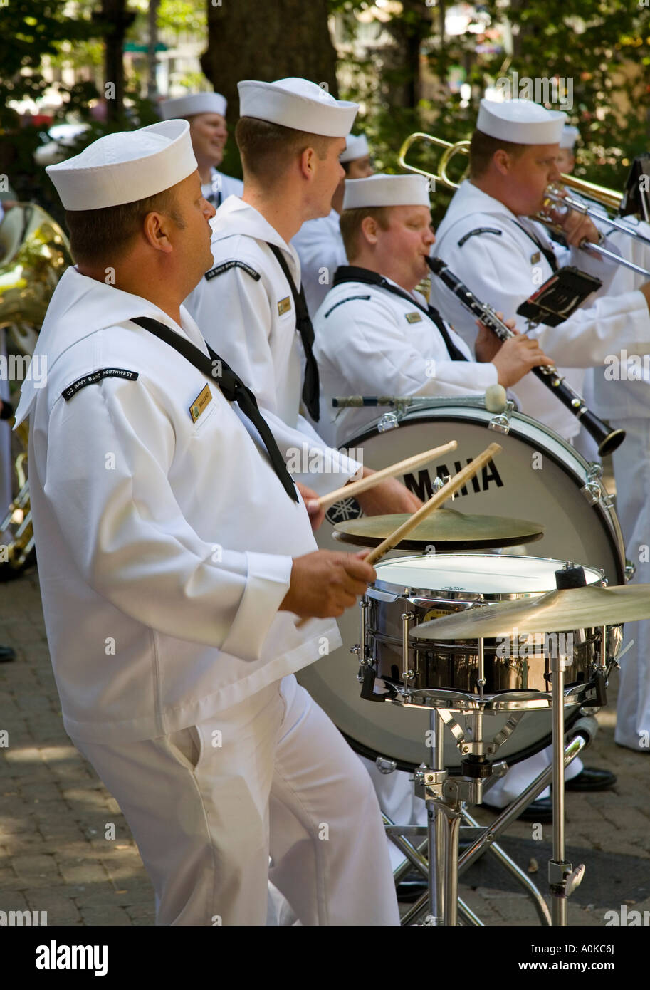 Les marins jouant dans la US Navy Band brass band du nord-ouest dans l'affichage public Pioneer Square Seattle USA Banque D'Images