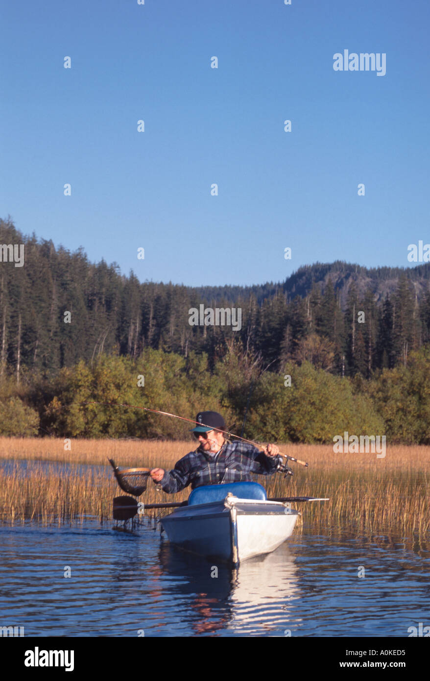 La compensation de l'homme la truite Pêche spin de Folbot en automne Forêt nationale de Willamette Lost Lake Michigan USA US U S MR RDL 155280 Banque D'Images