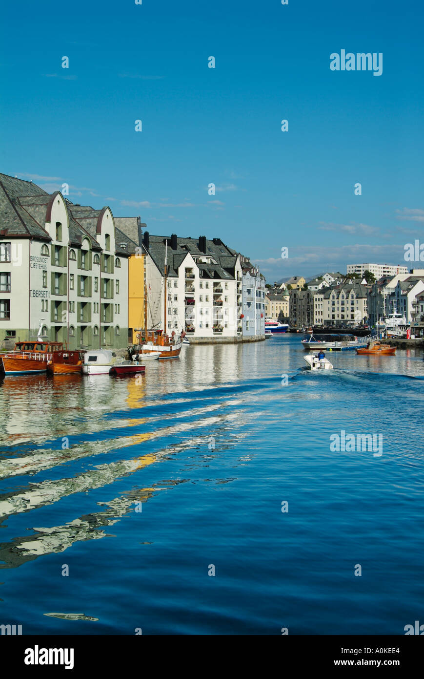 Vue sur le waterfront canal Brosundet bateaux de pêche et plus et de Romsdal Alesund hôtels Norvège Europe Banque D'Images
