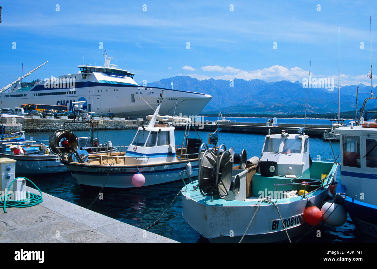 Bateaux de pêche d'ancrage et de ferry au port. calvi, quay Landry, Balagne, Corse, France, Europe Banque D'Images