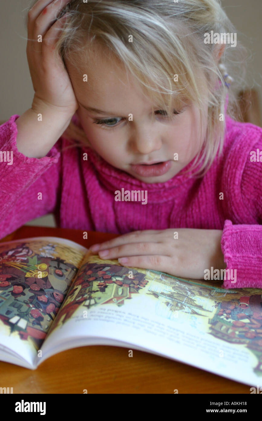 Girl reading à la maison 1 Banque D'Images