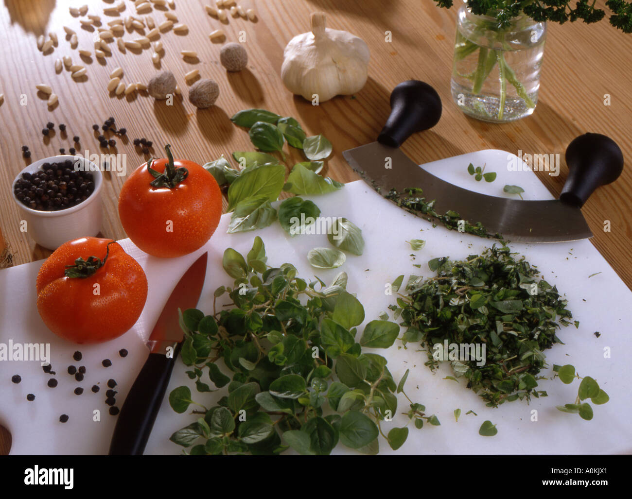 Kuechenkraeuter Gewuerzkraeuter Pfefferkoerner Kraeuter Verwendung Tomten Ernährung gesund Küche Kochen Wiegemesser Gemüse Banque D'Images