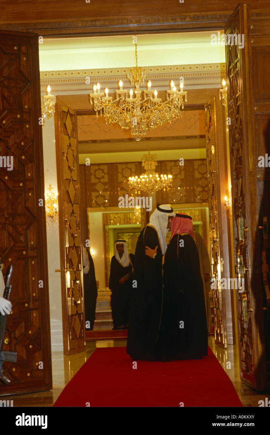 Deux saoudiens saluent avec un baiser sur le seuil du Roi Fahds Palais Royal de Riyadh, Arabie Saoudite Banque D'Images