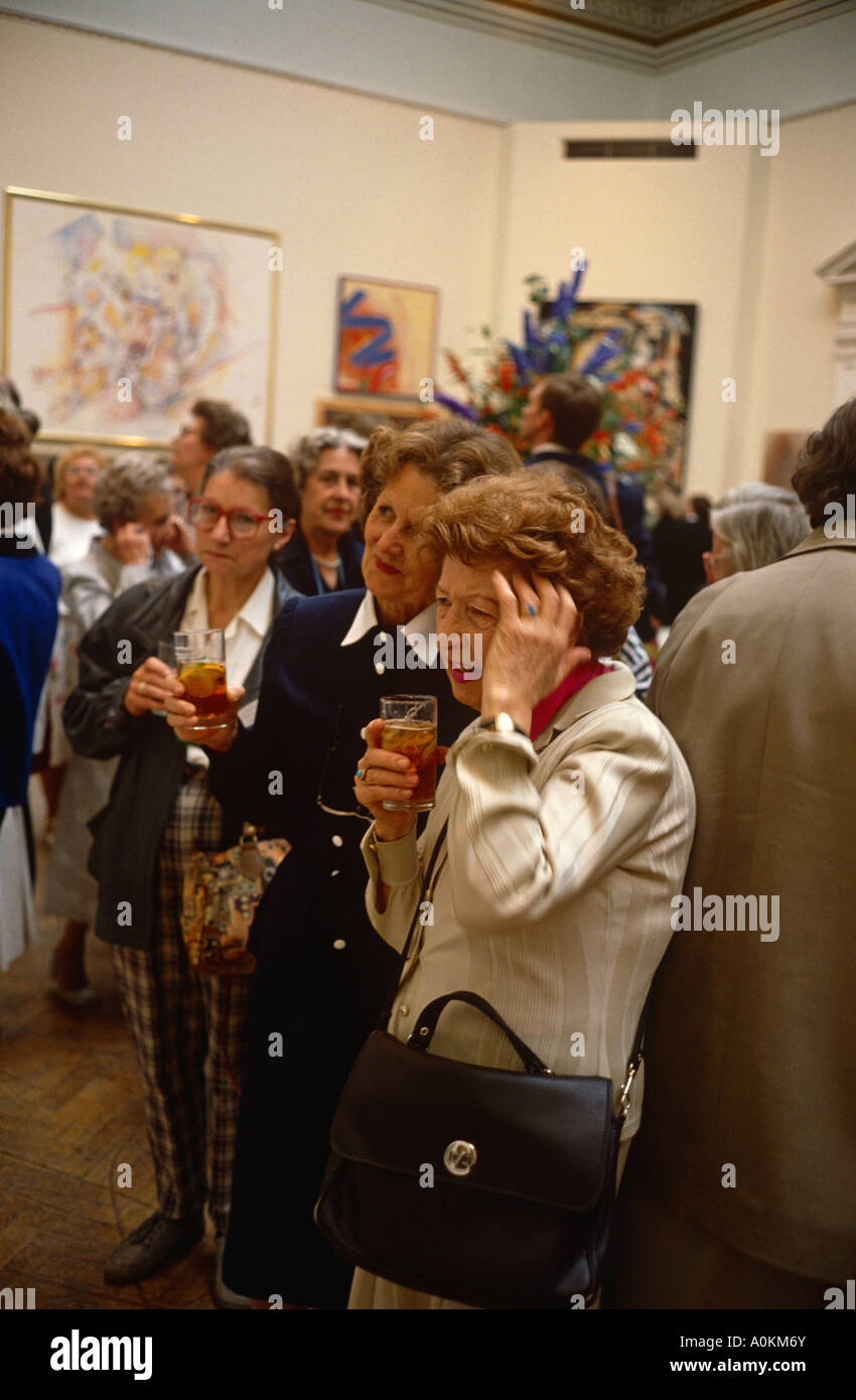 Visualisation des députés à la Royal Academy of Arts Exposition d'été à Londres, Angleterre Banque D'Images