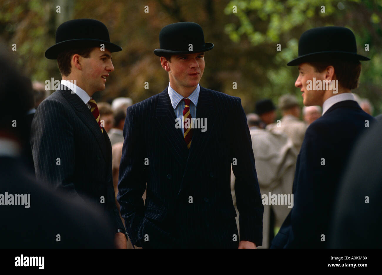 Les jeunes officiers de cavalerie chapeau melon à Londres Photo Stock -  Alamy