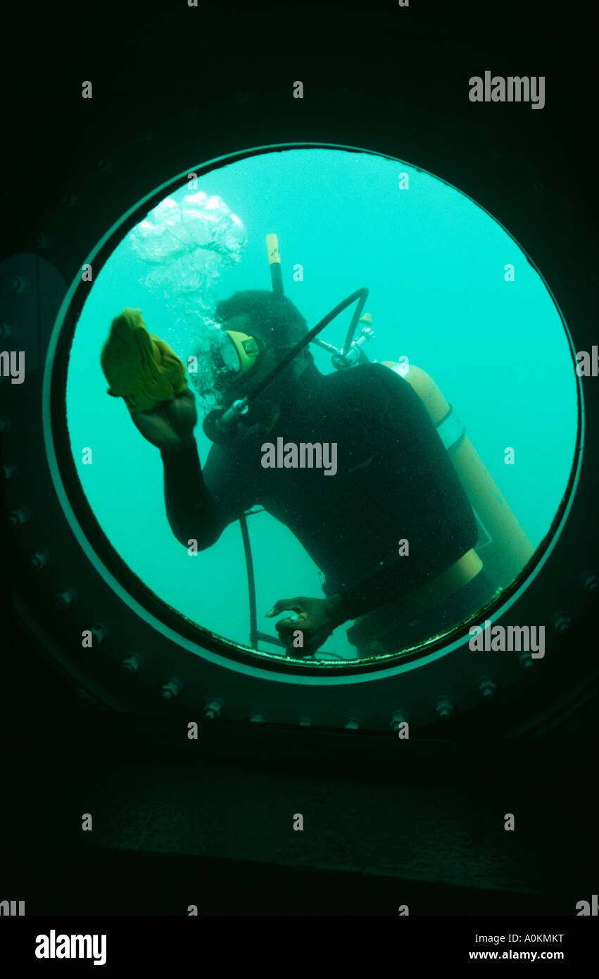 Une fenêtre sous-marines fonctionnant à un aquarium à Port Moresby en Papouasie-Nouvelle-Guinée Banque D'Images