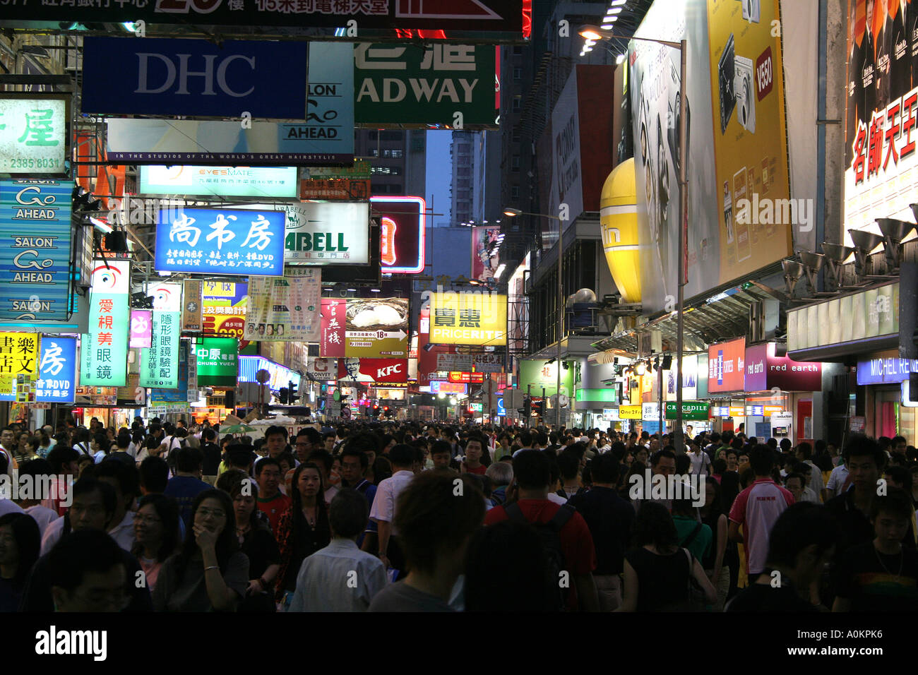 Mer de personnes chaque nuit devant les magasins, boutiques et restaurants à Mong Kok, Hong Kong SAR Banque D'Images