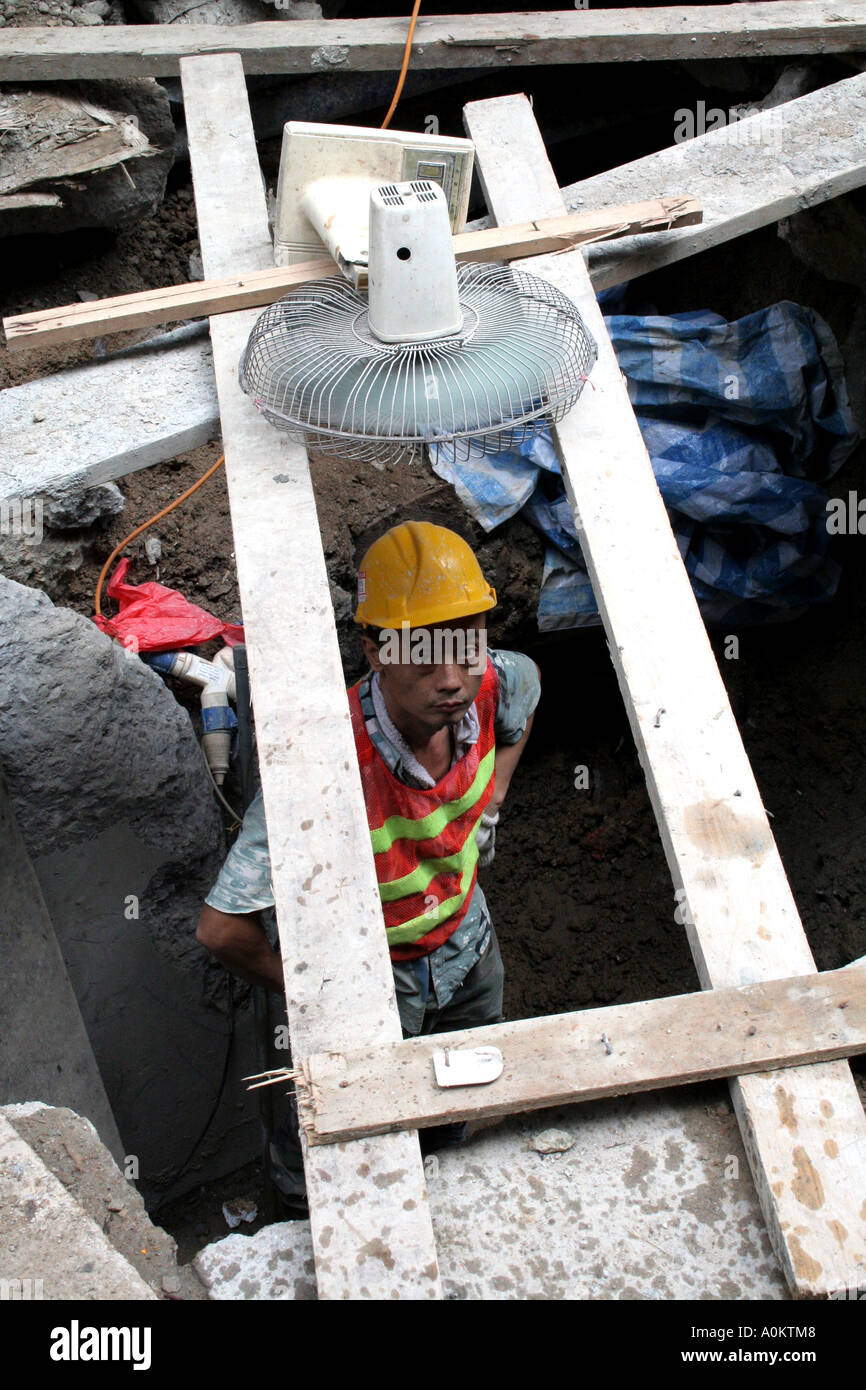 Travailleur de la construction travaux ci-dessous le terrain à Wanchai, Hong Kong Banque D'Images