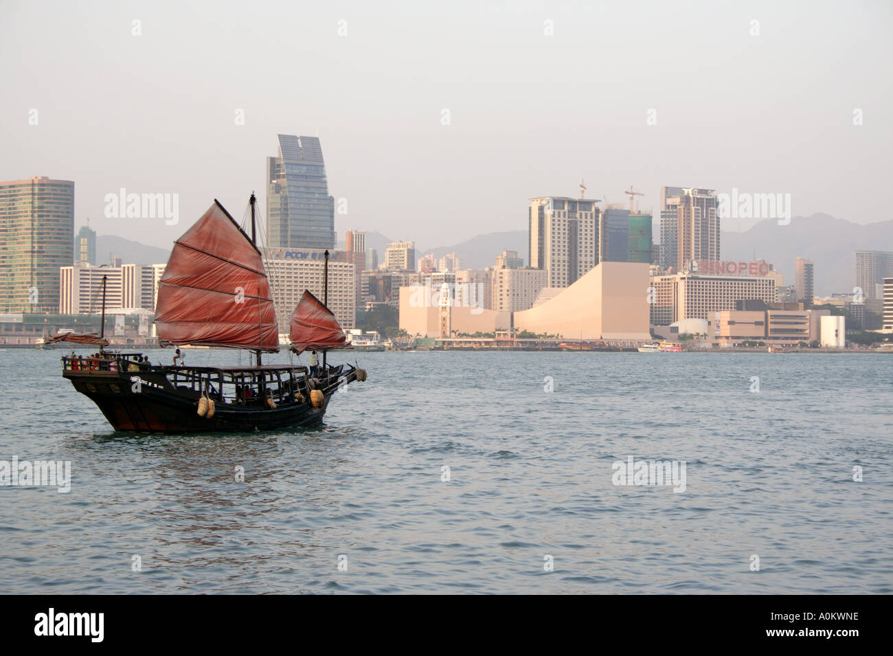 Vieille ordure en face de TST, Kowloon à Victoria Harbour Hong Kong Banque D'Images