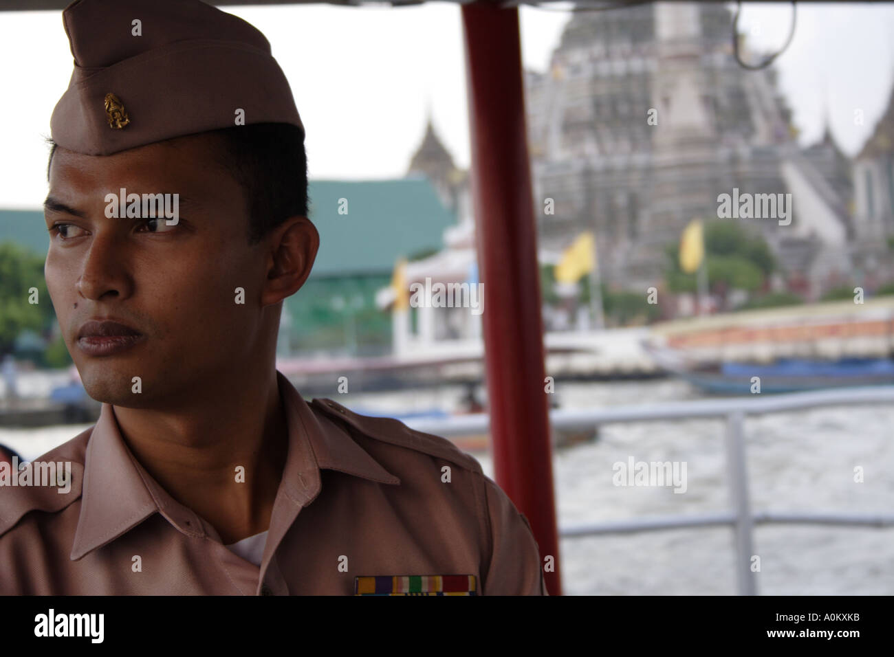 Un soldat thaïlandais sur la rivière Chao Phraya, Bangkok, Thaïlande ferry Banque D'Images