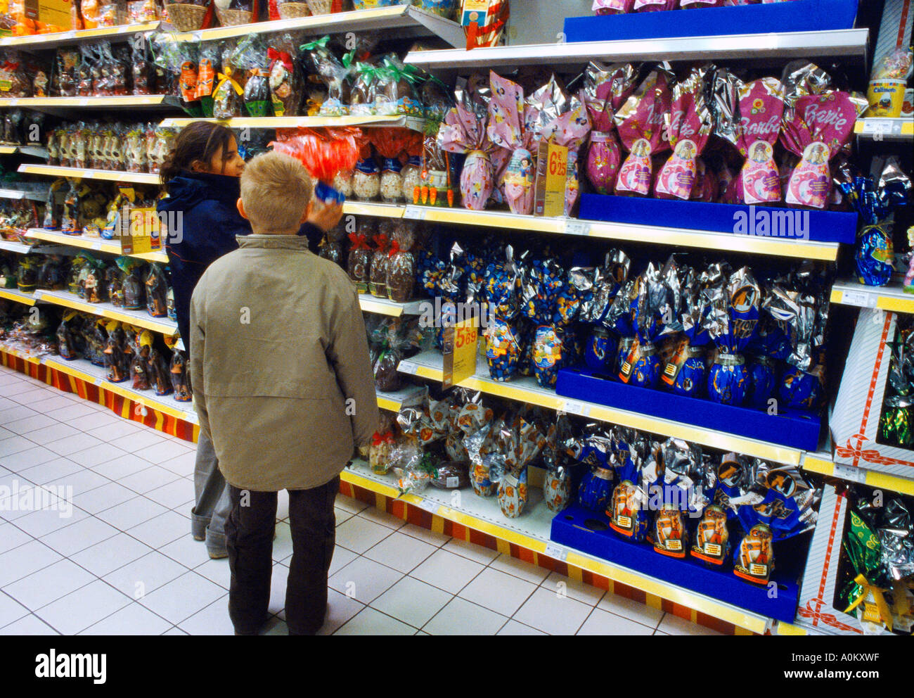 Calais France Carrefour Enfants Choix d'oeufs de Pâques dans un supermarché Banque D'Images
