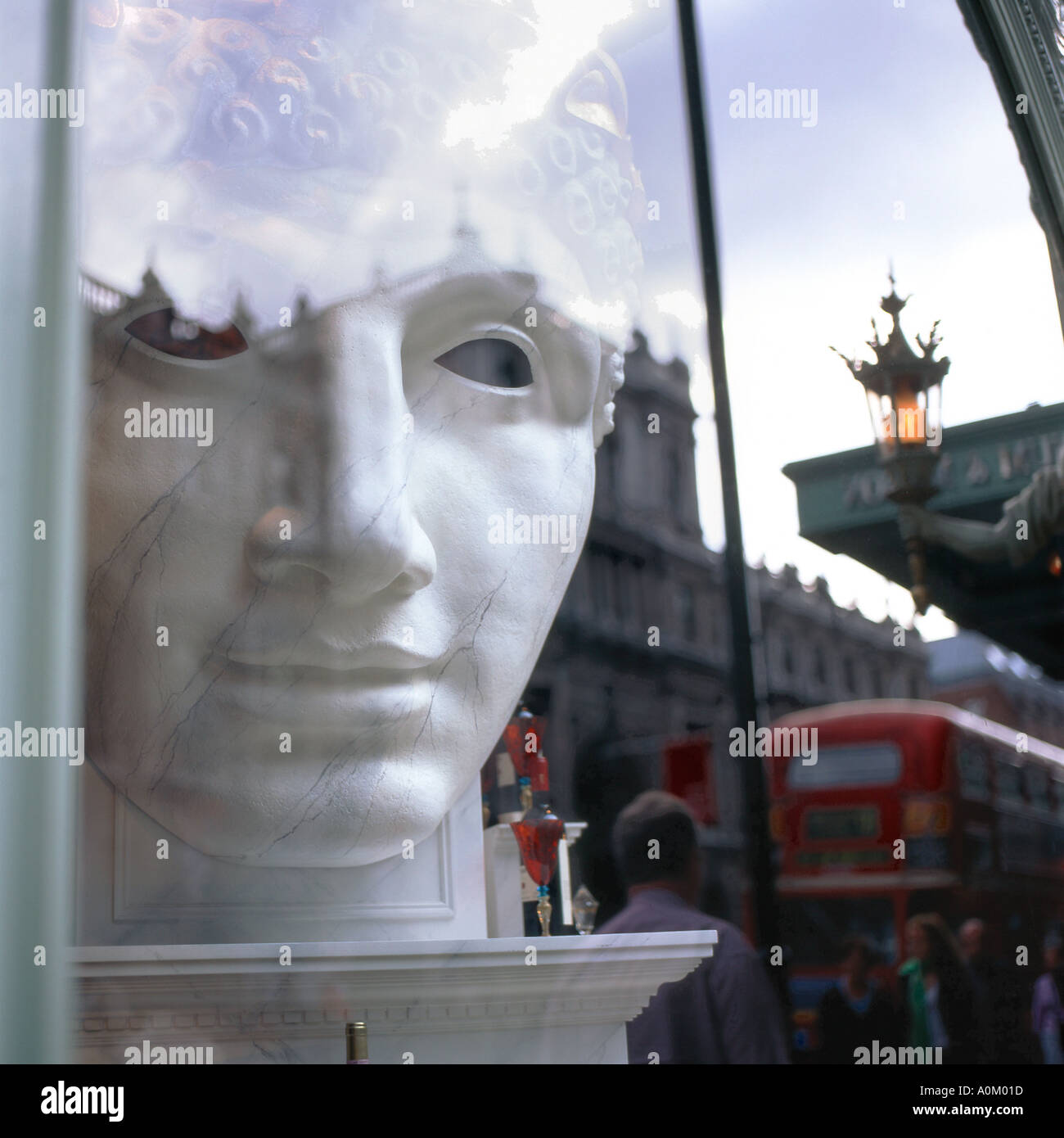 Réflexion d'un dieu grec face à une vitrine de Londres, Picadilly, England UK Banque D'Images