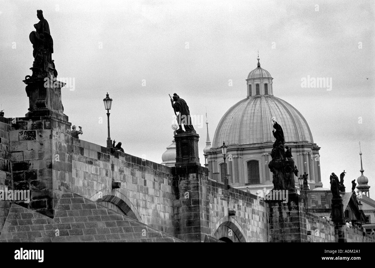 De monochrome le pont Charles à Prague avec ses statues de saints et d'autres personnages religieux Banque D'Images