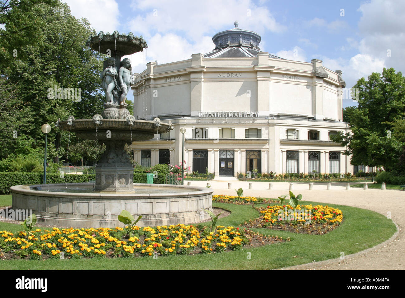Théâtre Marigny Robert Hossein dans les jardins de Champs-Élysées Clémenceau,Paris,. Banque D'Images