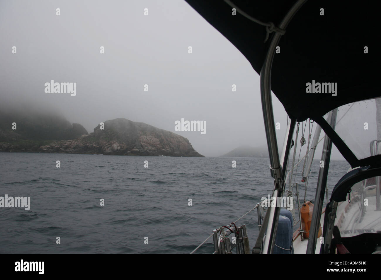 Un jour brumeux dans l'île Pass Tickle Banque D'Images