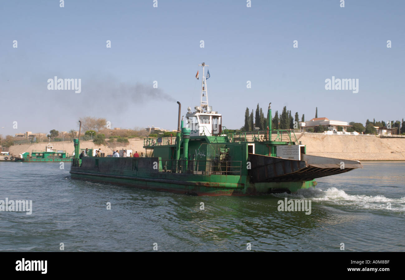 Traverser le canal de Suez par ferry à Ismaïlia Banque D'Images