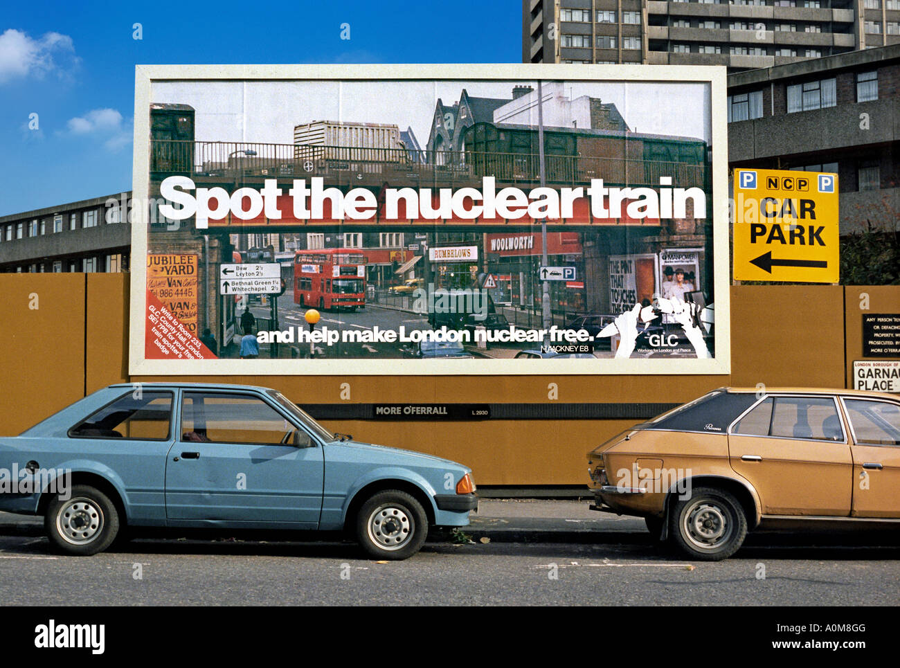 GLC un 'Spot' le train nucléaire poster sur un panneau dans le sud de Londres, 1983. L'affiche montre Mare St. Hackney. Banque D'Images