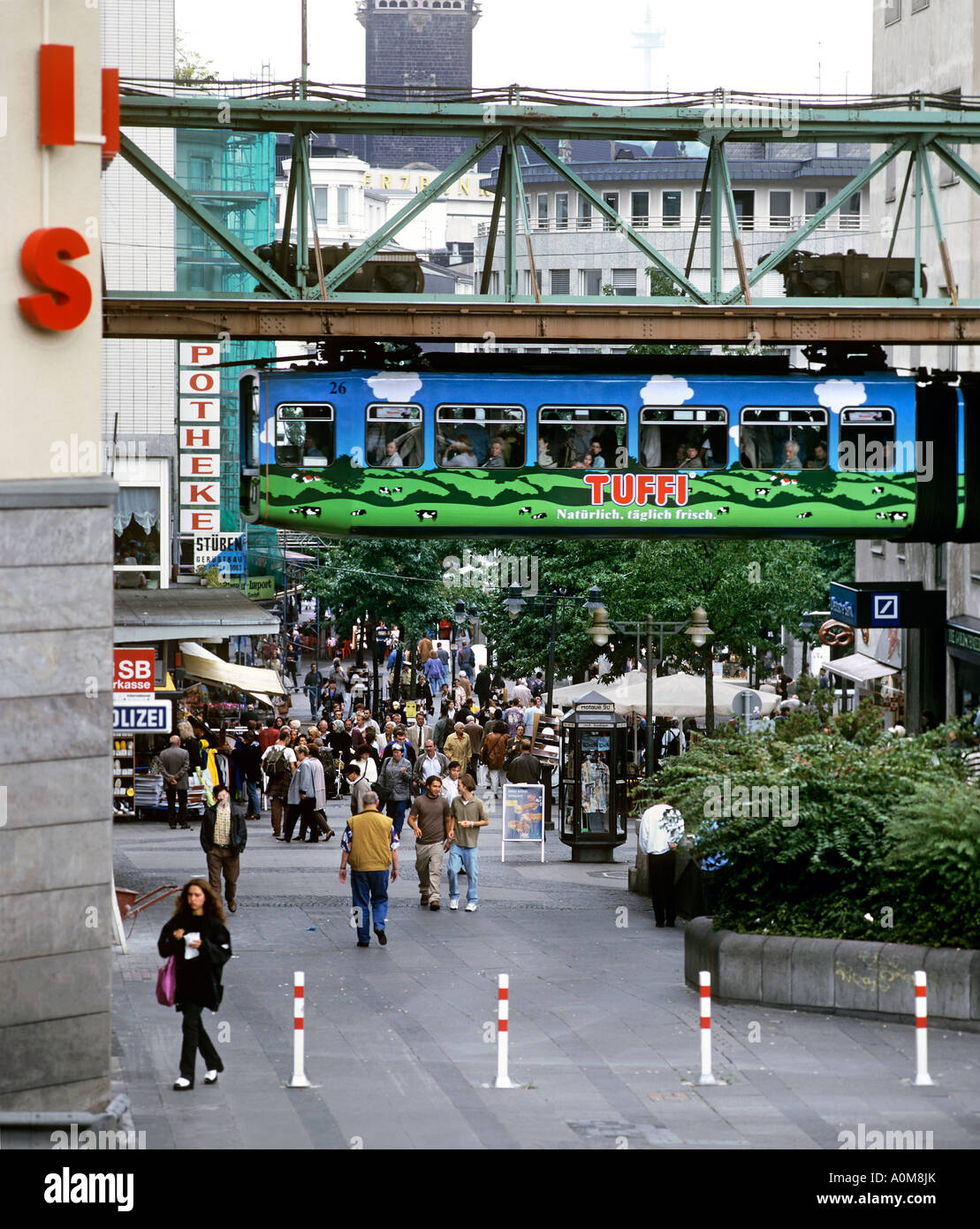 Un train sur le monorail Wuppertaler Schwebebahn passe au-dessus d'une rue piétonne dans le centre-ville de Elberfeld, Wuppertal, Allemagne. Banque D'Images