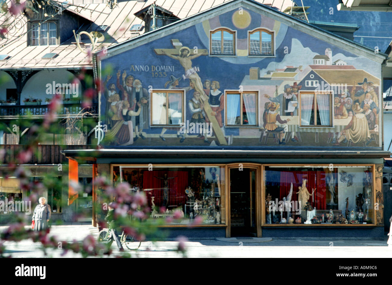 Allemagne Bavière Oberammergau façade peinte de luftmaileri christ crucifixion Passion Play Alpes bavaroises religieuse sculpture sur bois Banque D'Images