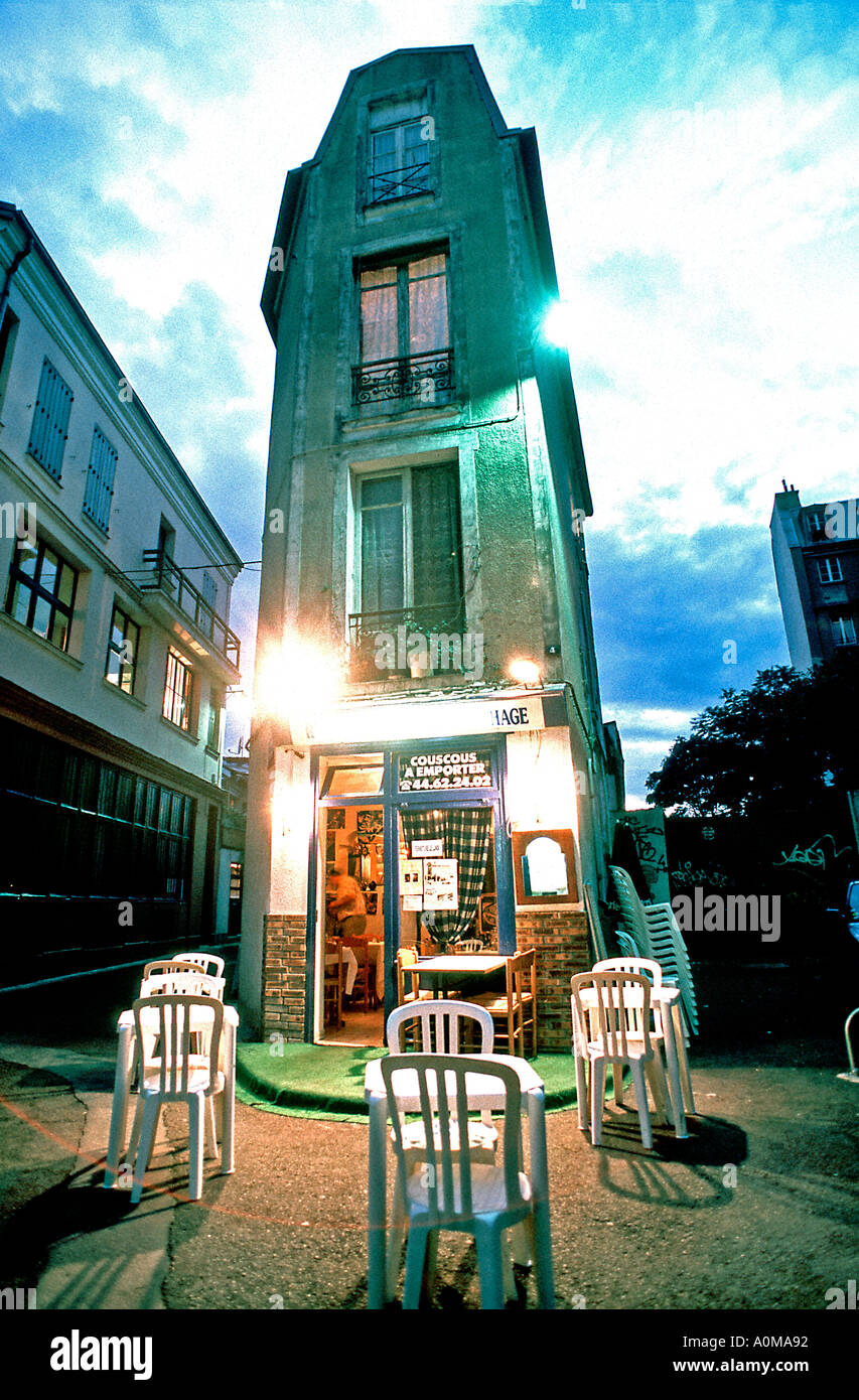 Paris France, quartier local Arabian Restaurant terrasse vide dans le quartier de Menilmontant nuit bâtiment étroit illuminé » Front, paris Coffee Shop Banque D'Images
