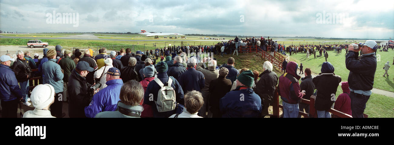 Concorde G BOAG et la foule dans le parc d'affichage de l'aviation de l'aéroport de Manchester 22 octobre 2003 Visite au cours de la Concorde Banque D'Images