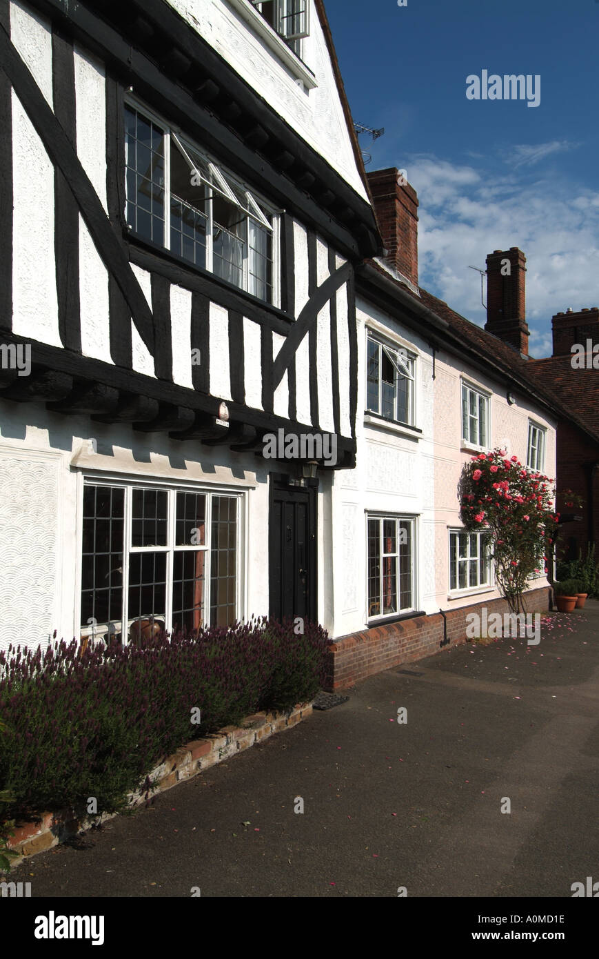 Beaucoup de Hadham village avec noir et blanc demi maison à colombages Et des chalets aux couleurs lavées au-delà de Hertfordshire Angleterre Royaume-Uni Banque D'Images