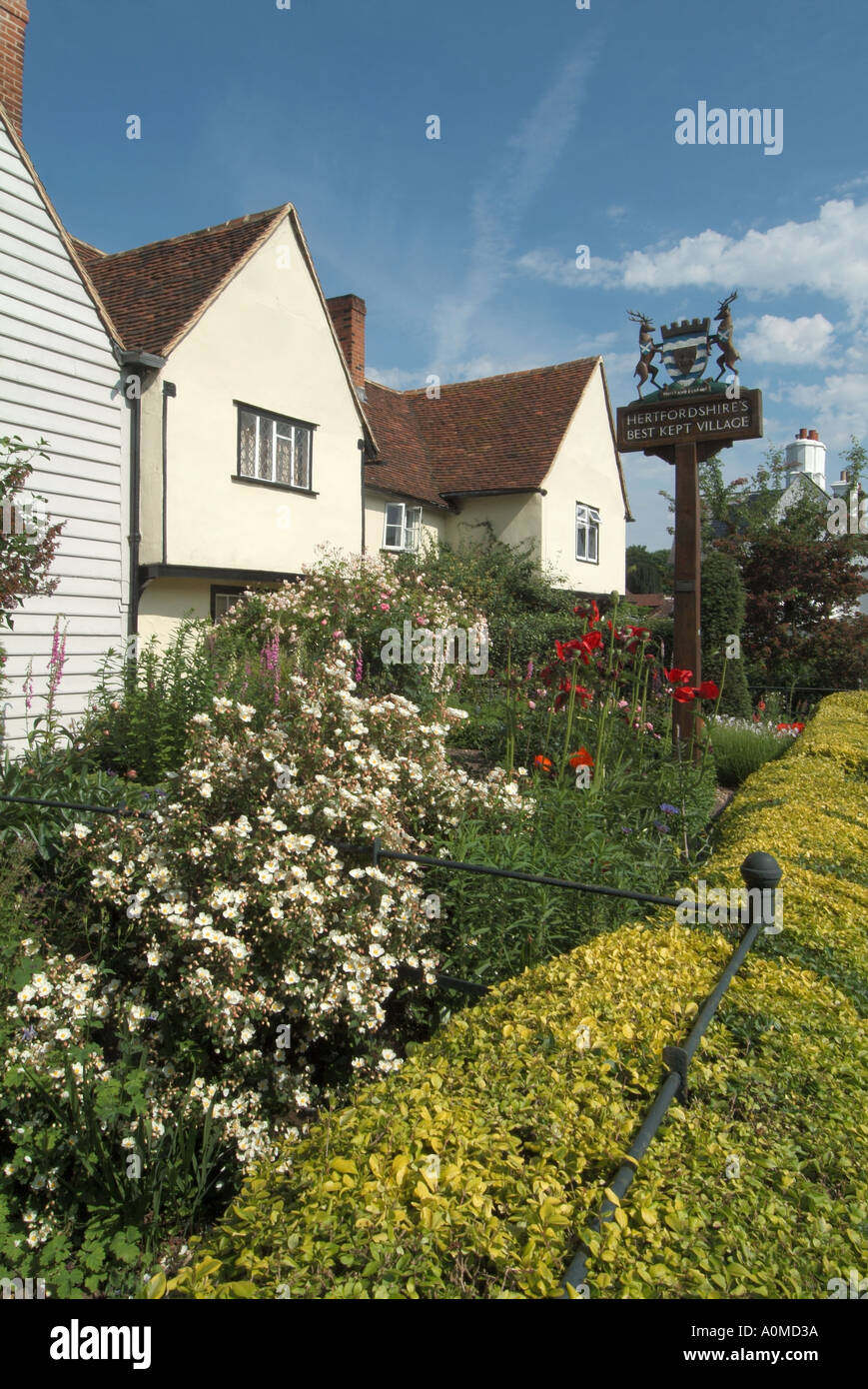 Été bleu ciel jour ensoleillé dans beaucoup de vue de Hadham Façade anglaise jardin fleuri avec panneau pour le mieux gardé Village de Hertfordshire Angleterre Royaume-Uni Banque D'Images