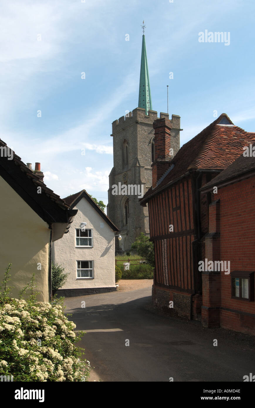 Brauauge village cottage dans une voie étroite avec église paroissiale & Vert cuivre patine flèche et tour Hertfordshire Angleterre Royaume-Uni Banque D'Images