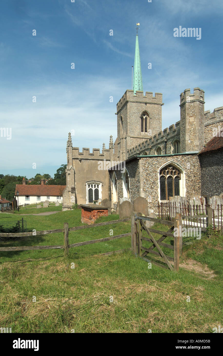 Village Brauauge la tour historique de construction de l'église paroissiale et flèche Brauauge Hertfordshire Angleterre Royaume-Uni Banque D'Images