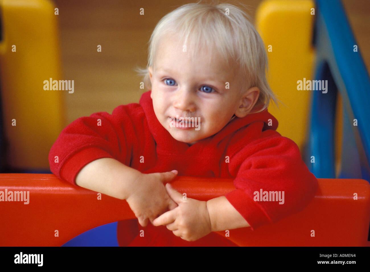 1 Un jeune garçon blond mâle red jacket enfant 2 ans curieux porche d'été attention seeker caucasian Banque D'Images