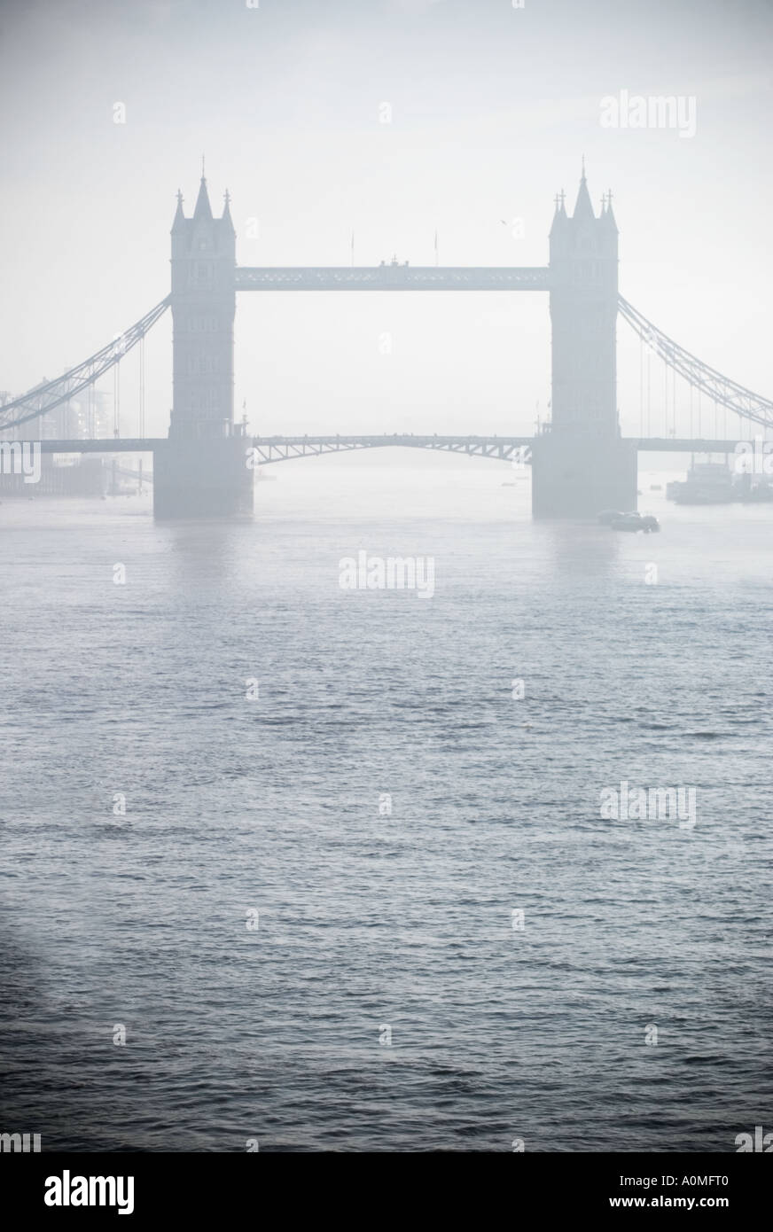 Le Tower Bridge et la Tamise à misty. Londres, Angleterre Banque D'Images