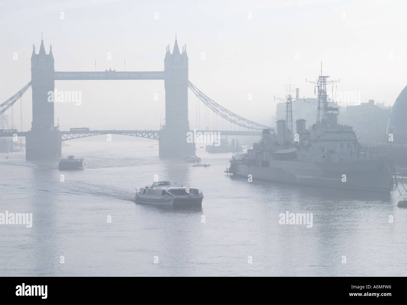 Tower Bridge, le HMS Belfast et tamise à misty. Londres, Angleterre Banque D'Images
