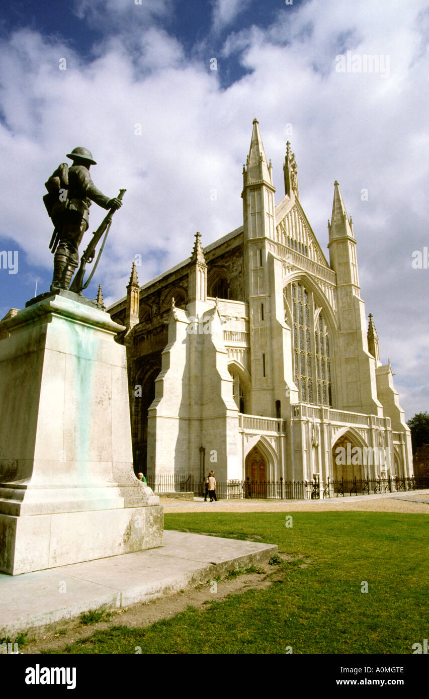 La cathédrale de Winchester Hampshire Royaume-uni et War Memorial Banque D'Images