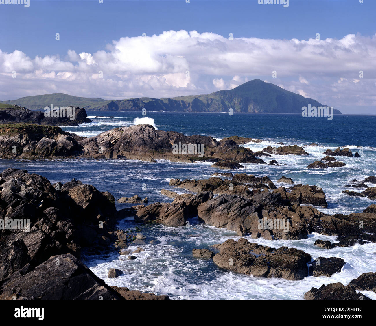 IE - Comté de Mayo : Vue de l'Atlantic Drive sur Achill Island avec l'île de Clare en arrière-plan Banque D'Images