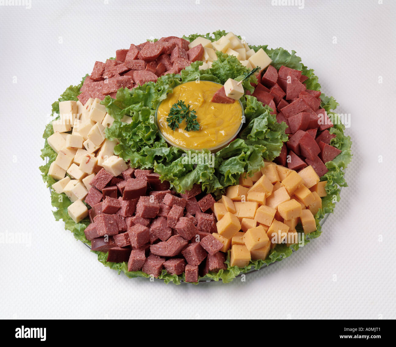 Plateau de hors-d'assortiment assortiment de charcuterie salade de fromage suisse jambon rôti de bœuf laitue moutarde salami Banque D'Images