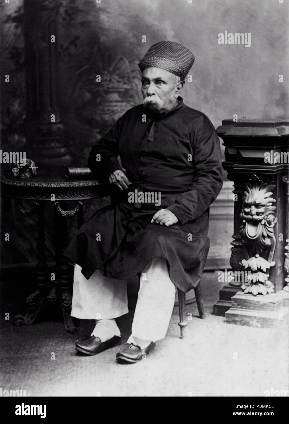 CMP 92051 ancienne photo d'un vieil homme habillé en costume avec piajama Parsi assis sur une chaise l'Inde Banque D'Images