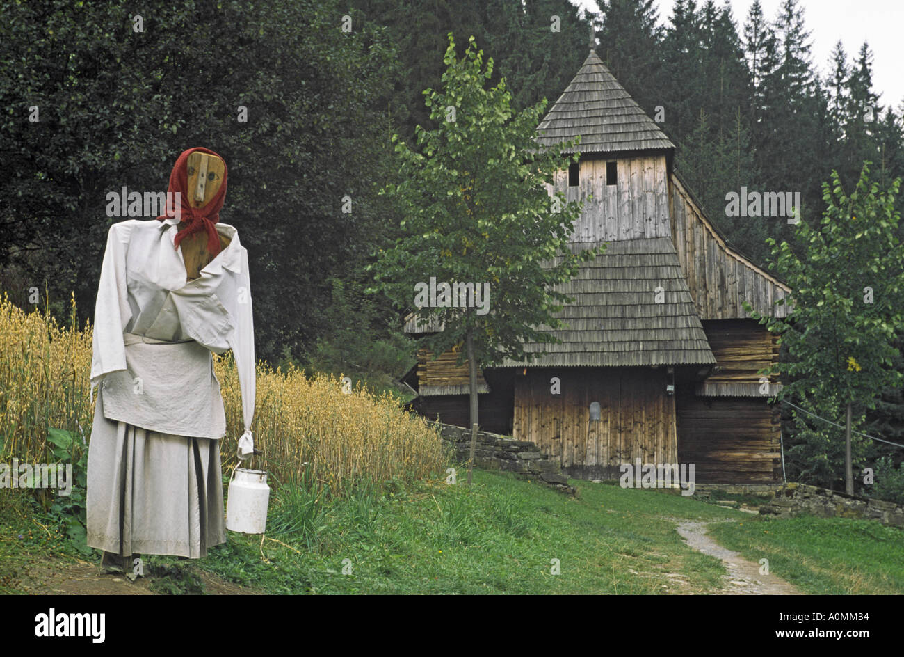 Épouvantail, village préservé, à l'église en bois, musée en plein air, région, Jezioro Orava Slovaquie Banque D'Images