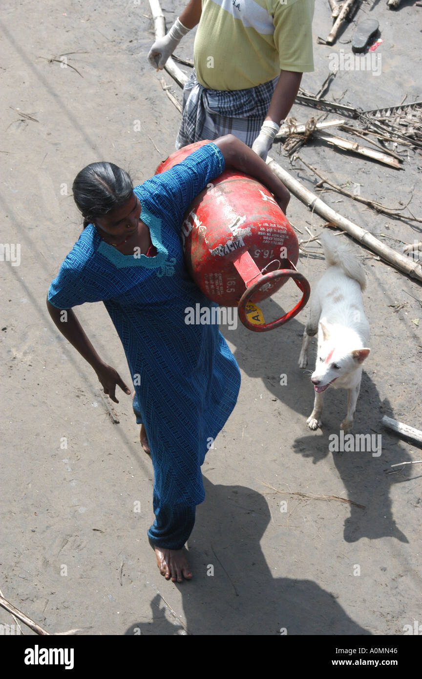 L'homme essaie de bouteille de gaz de cuisson peut-être pillé après le tsunami, tremblement de terre Nagapattinum Velankanni Tamil Nadu Inde Banque D'Images