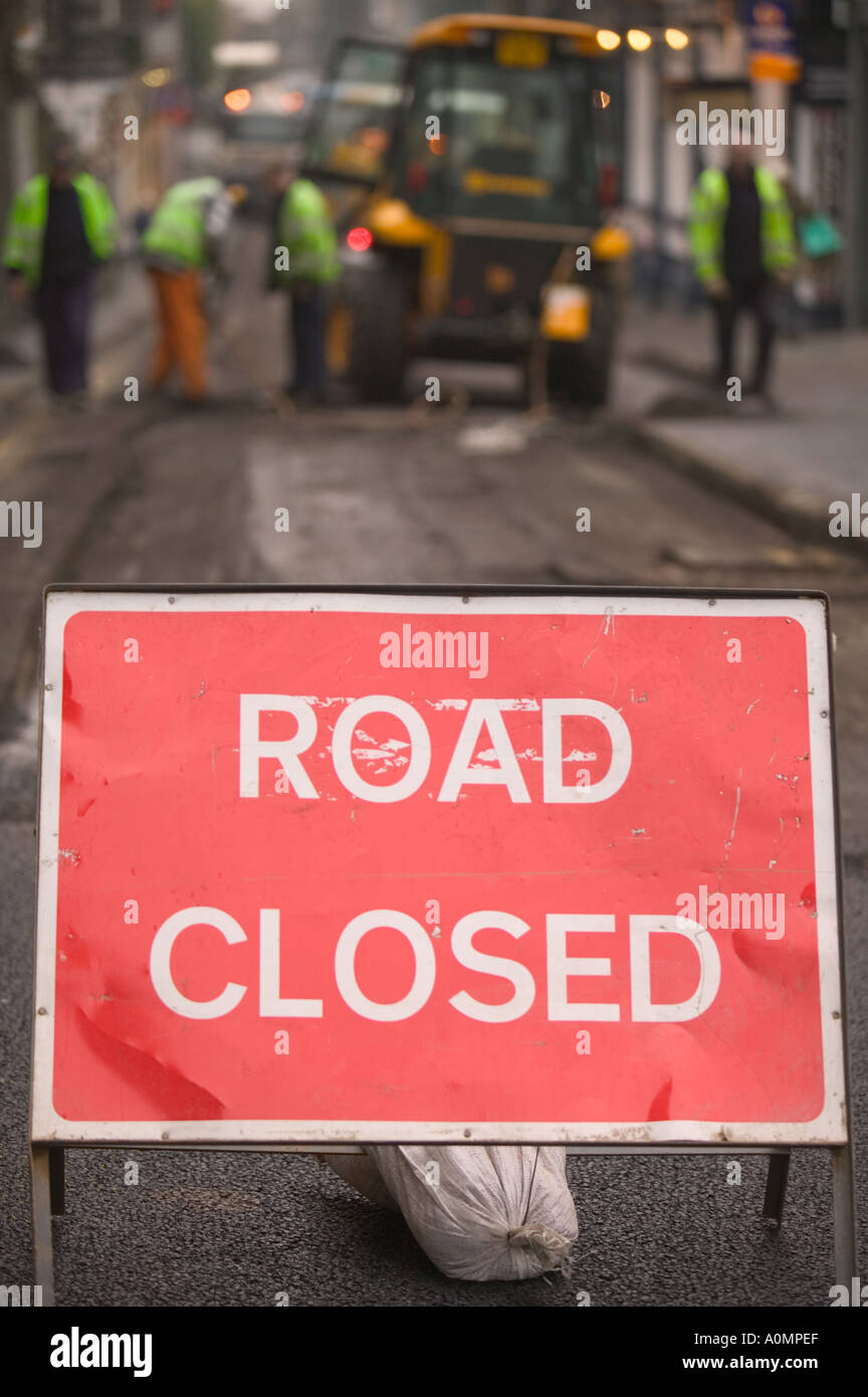 Route fermée en signe de resurfaçage des routes au cours d'Ambleside Banque D'Images