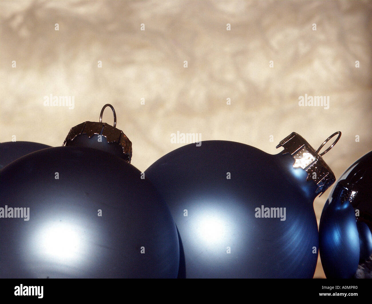 Blue Christmas Tree decorations contre fond blanc Banque D'Images