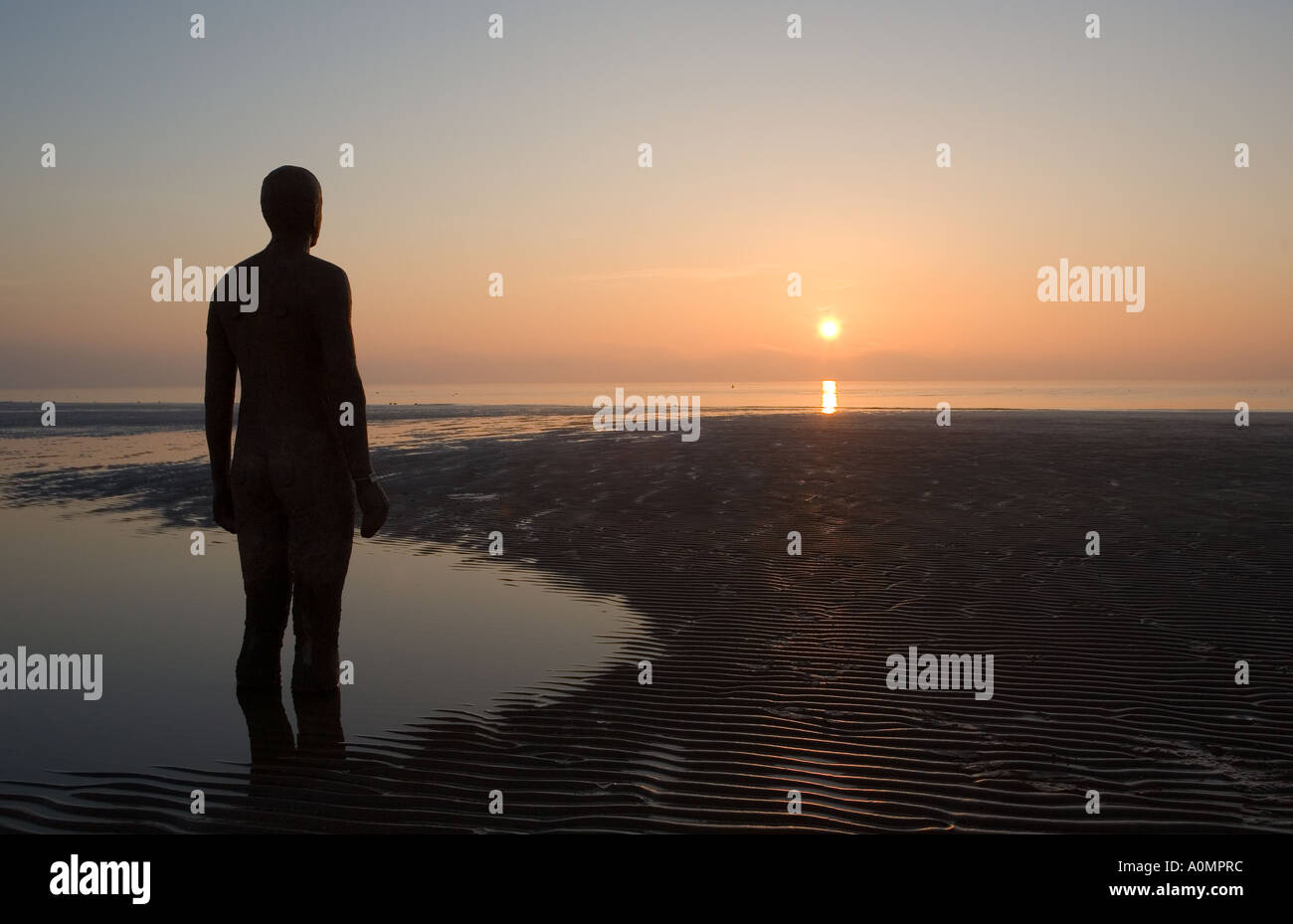 Antony Gormley un autre lieu statue sur Crosby Beach Merseyside Banque D'Images