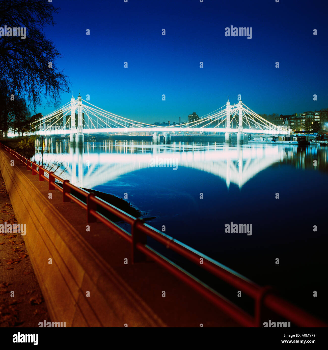 Crépuscule tiré du pont Albert, du Royal Borough de Kensington et Chelsea, Londres, Angleterre; inc. River Thames, le remblai et les blocs d'appartements Banque D'Images