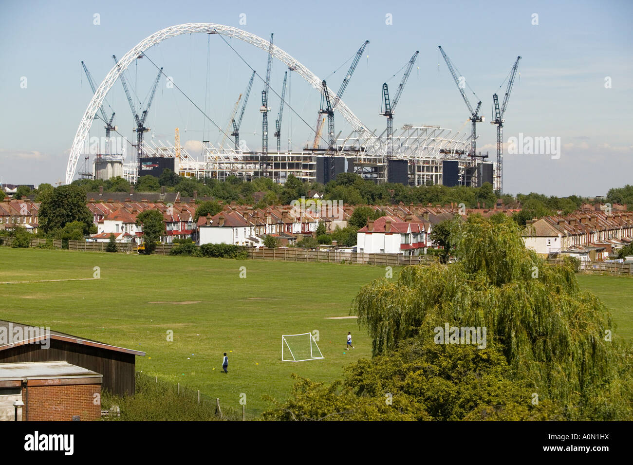 Le nouveau stade de Wembley en construction en 2004 entouré par la banlieue de Wembley, London, UK Banque D'Images