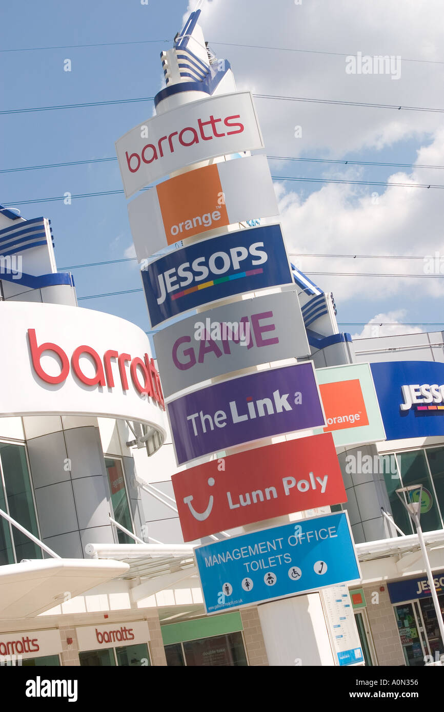 Les noms de marque célèbres affiche en détail à Gallions Shopping Park Beckton Newham East London UK sign Barretts Jessop Orange Banque D'Images