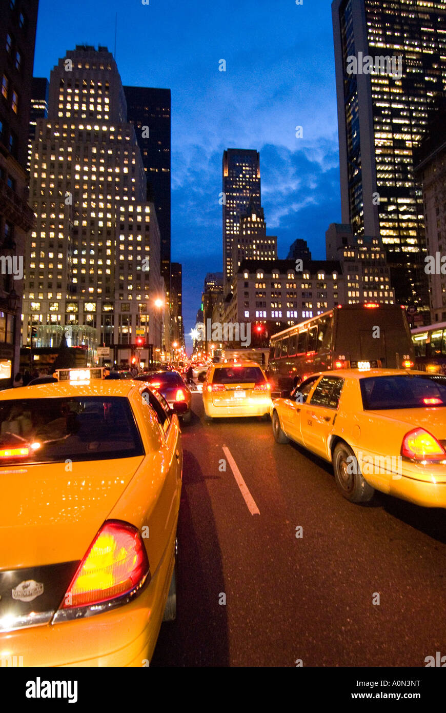 Vue sud entre les taxis jaunes sur la 5e Avenue Uptown Manhattan New York USA Banque D'Images