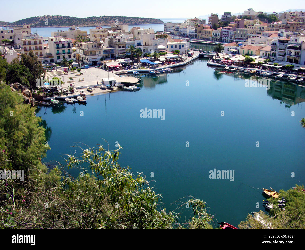 Port d'AGIOS NIKOLAOS, Crète, Grèce Porto KRETA Griechenland CRETIAN mole du port d'entrée avant de l'eau jetée pier waterfront Banque D'Images