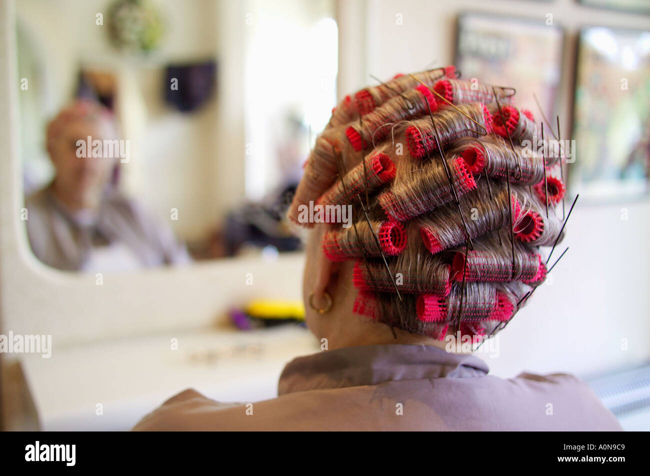 Dame 70s 80s à coiffeurs traditionnels England UK Banque D'Images