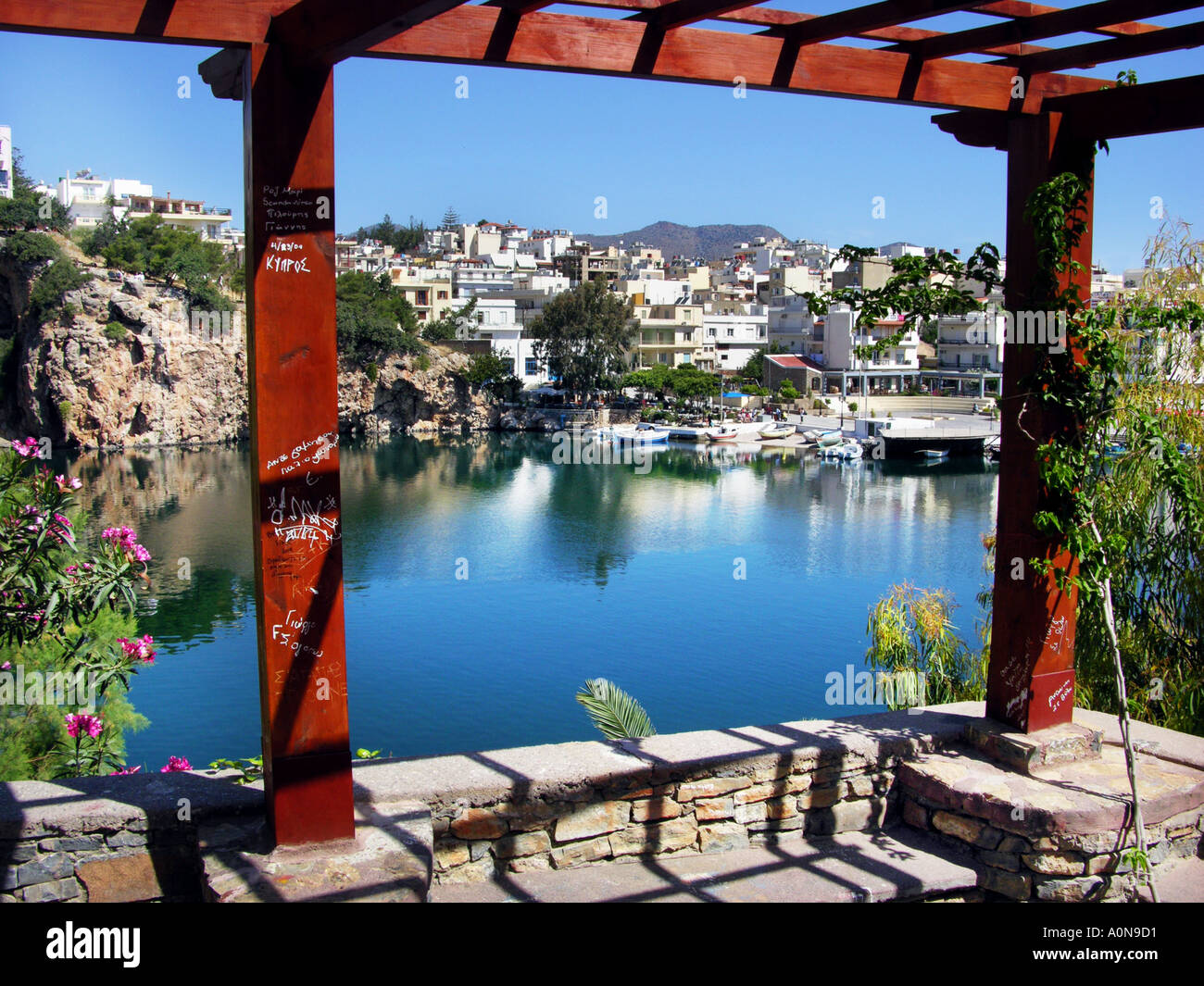 Port d'AGIOS NIKOLAOS, Crète, Grèce Porto KRETA Griechenland CRETIAN mole du port d'entrée avant de l'eau jetée pier waterfront Banque D'Images