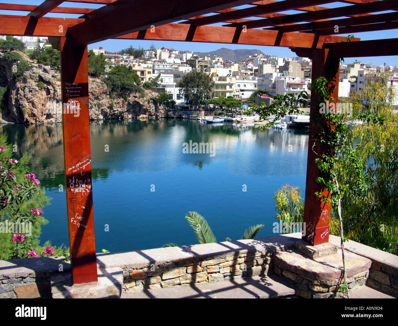 Port d'AGIOS NIKOLAOS, Crète, Grèce Porto KRETA Griechenland CRETIAN mole du port d'entrée avant de l'eau jetée pier waterfront Banque D'Images