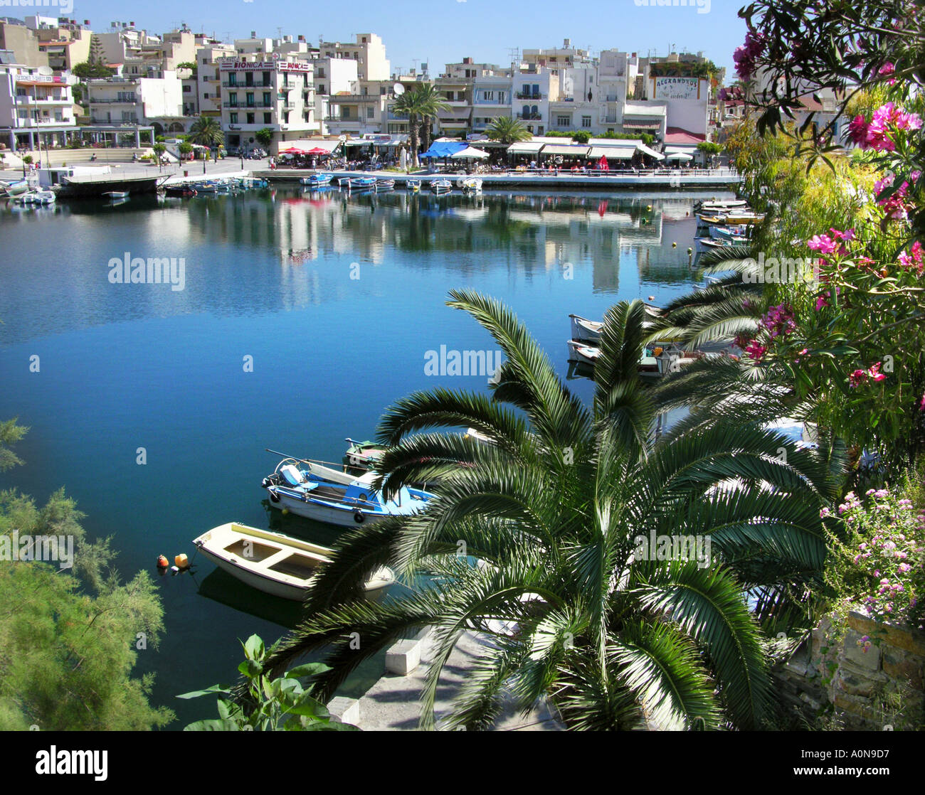 Port d'AGIOS NIKOLAOS, Crète, Grèce Porto KRETA Griechenland CRETIAN mole du port d'entrée avant de l'eau jetée pier waterfront Banque D'Images